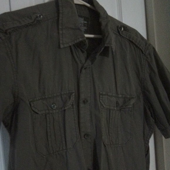 H&M medium short sleeve button down - Picture 3 of 4